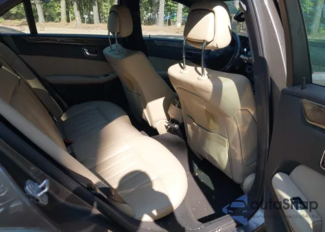 2010 Mercedes-Benz E 550 z USA, uszkodzony, nr VIN WDDHF7CB3AA104247